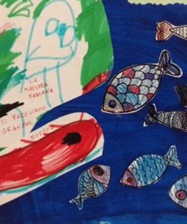 Pesciolini di diverso colore su sfondo blu e disegni di una bambina di 4 anni legati al mare
