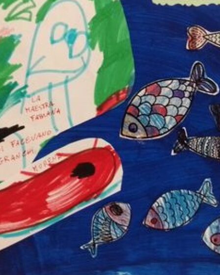Pesciolini di diverso colore su sfondo blu e disegni di una bambina di 4 anni legati al mare