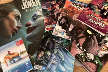 La locandina del fil di Joker Folie a Deux insieme alle copertine di alcuni fumetti DC e al Programma della 81 mostra del cinema internazionale di Venezia.