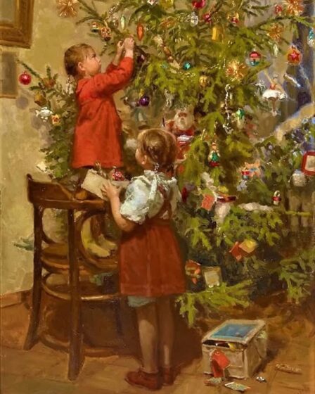 Due bambine sono raffigurate mentre decorano l'albero di natale. Una in piedi sulla sedia, l'altra che tiene le decorazioni.